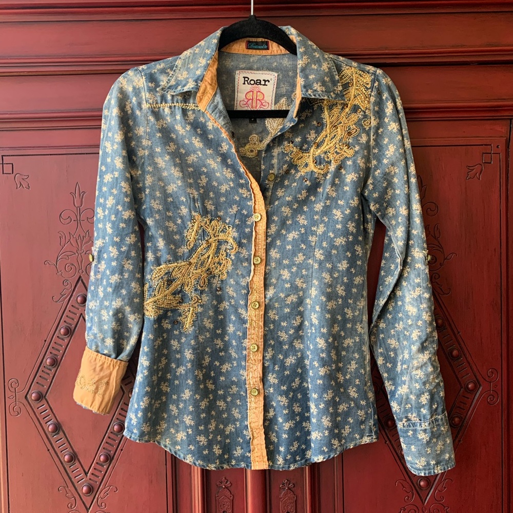 ROAR- gorgeous bedazzled & metallic button up!! - Picture 3 of 8